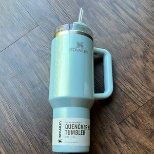 NWT Stanley 40oz Quencher Tumbler Blueberry Milk